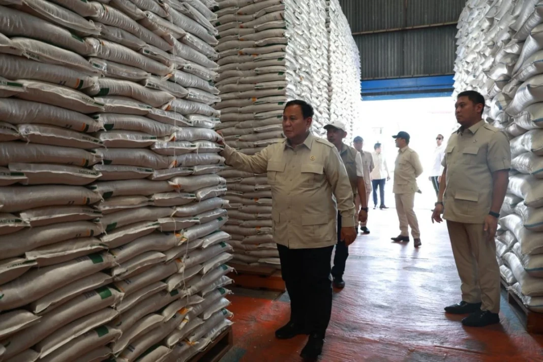 kunjungan Presiden ke gudang Bulog Danurejo, Magelang, Jawa Tengah (18/4)
