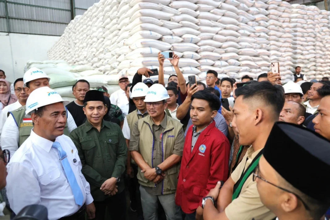 Mentan Amran Bersama Mahasiswa, Guru Besar, dan Pakar Pertanian Tinjau Gudang Bulog Jawa Timur