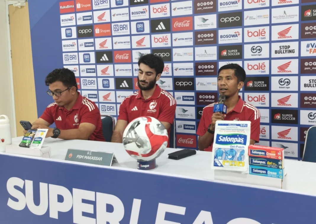 Asisten Pelatih, Ahmad Amiruddin dan pemain asing PSM Makassar, Sheriddin Boboev dalam sesi konferensi pers di Gelora BJ Habibie, Rabu (22/4).
