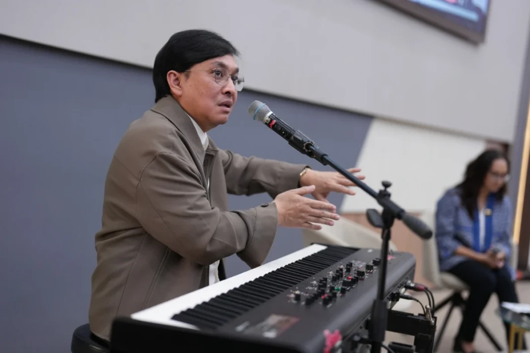 Musisi legendaris sekaligus Staf Khusus Presiden Bidang Ekonomi Kreatif, Yovie Widianto dalam kuliah umum bertajuk Creative Generation: Turning Ideas, Culture, and Creativity into Global IP yang digelar di Universitas Hasanuddin (UNHAS), Kamis (23/4/2026).