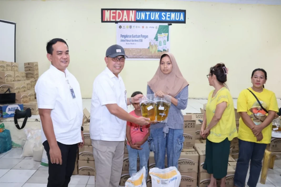 Wakil Direktur Utama Perum Bulog Marga Taufiq meninjau langsung penyaluran bantuan pangan di Kelurahan Pekan Labuhan, Kota Medan, Sumatera Utara.