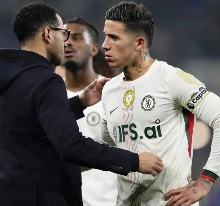 kapten Chelsea, Enzo Fernández tampak sedang berbicara serius dengan pelatihnya, Enzo Maresca. Dok/idextratime
