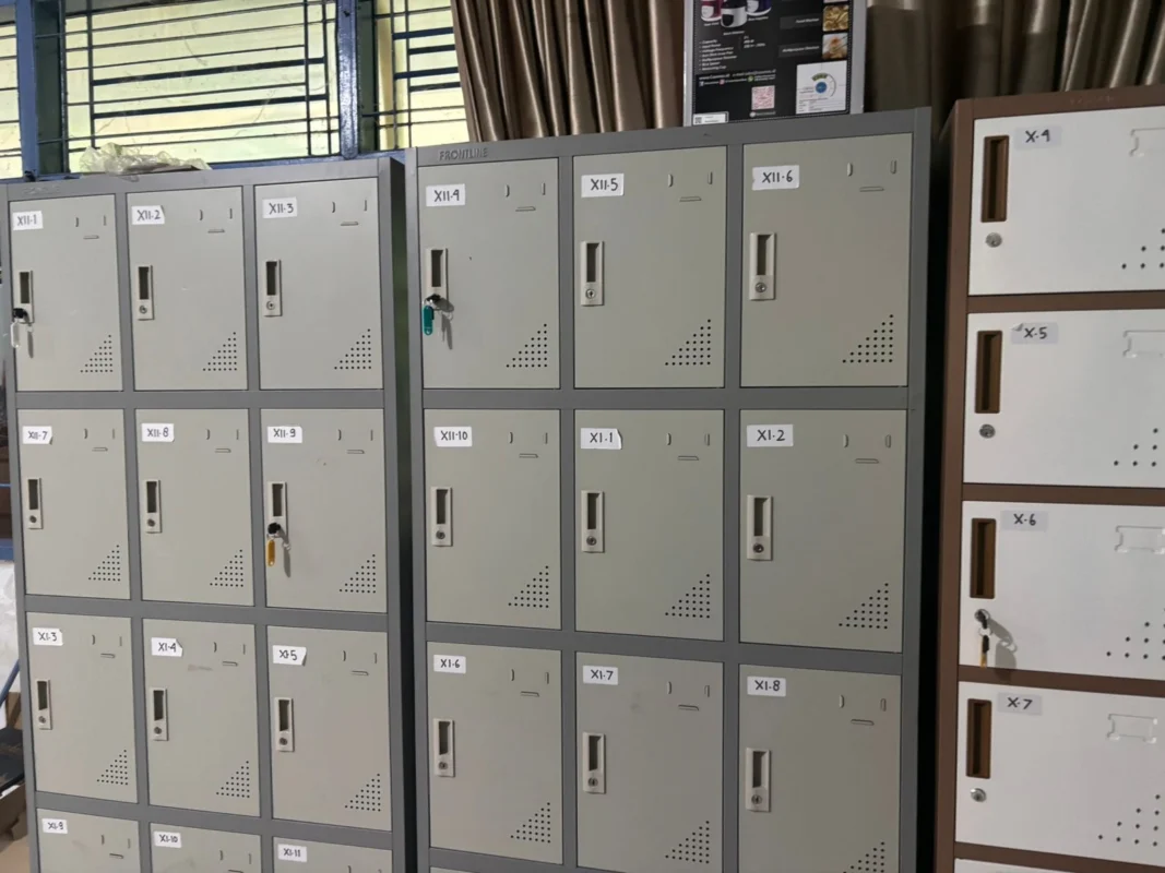 Jejeran tempat penyimpanan gawai siswa di ruang guru