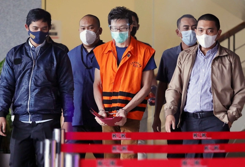 Samin Tan Tersangka perkara suap terhadap mantan Wakil Ketua Komisi VII DPR Eni Maulani Saragih menggunakan Baju Tahanan KPK meninggalkan gedung KPK. (Foto: JawaPos)