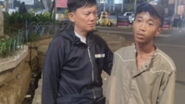 jukir-inisial-s-kanan-palak-pengendara-di-pelabuhan-makassar-1775372063078_169