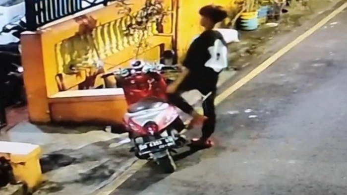 Jukir liar di Makassar curi motor wanita yang diparkir di depan rumah. Dok. istimewa.