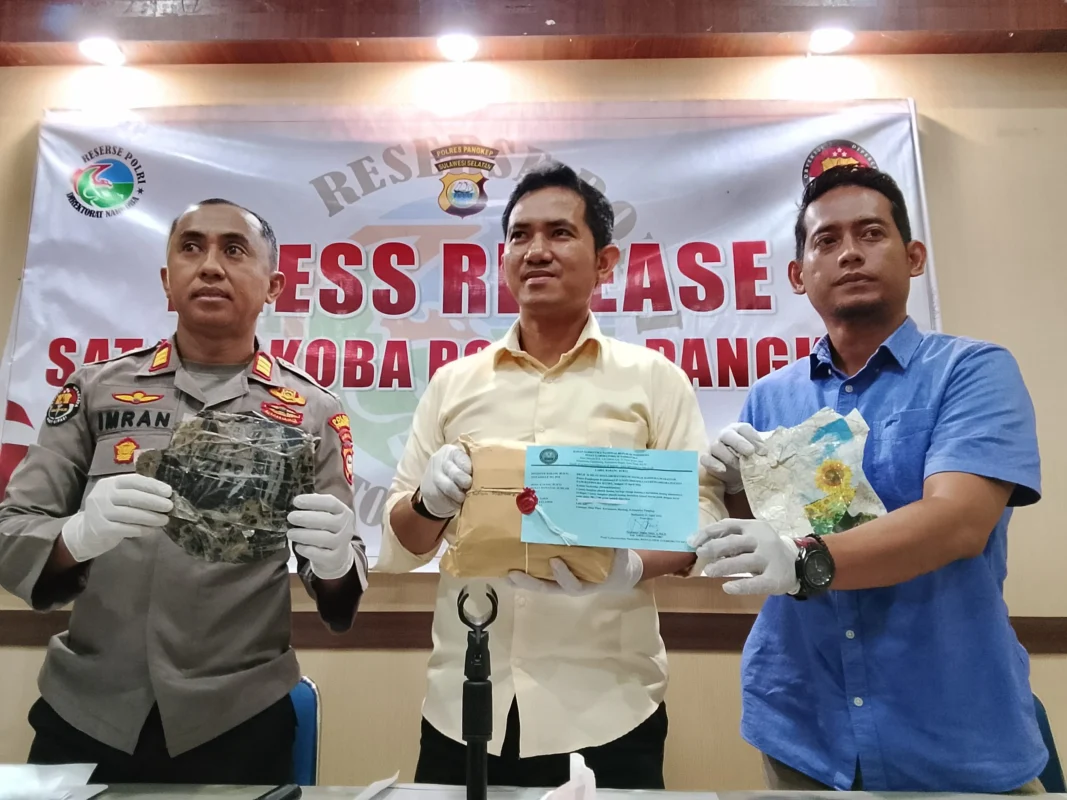 Kasat Narkoba Polres Pangkep, AKP Ichsan memperlihatkan paket berisi sabu yang ditemukan nelayan