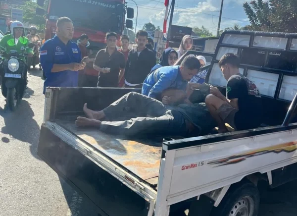 Kecelakaan terjadi di jalur Pelabuhan Bajoe, Bone, saat pemotor nekat ngebut mengejar kapal Kolaka hingga menabrak mobil tangki BBM