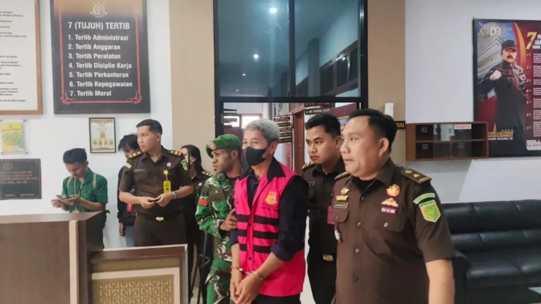 Kejaksaan Negeri (Kejari) Tana Toraja menahan mantan Kadis Pertanian Toraja Utara, Lukas P. Datubarri