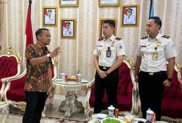 Kepala Kantor Imigrasi Bone, Andi Rezka (Tengah) saat audience dengan Bupati Bone, H Andi Asman Sulaiman di rumah jabatan Bupati Bone, Kamis (9:4:2026)