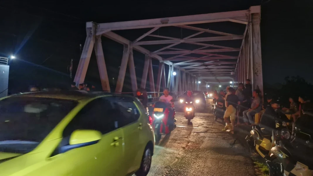 Keramaian di Jalan Poros Maros-Makassar Kelurahan Pettuadae karena pelaku pencurian melompat ke sungai