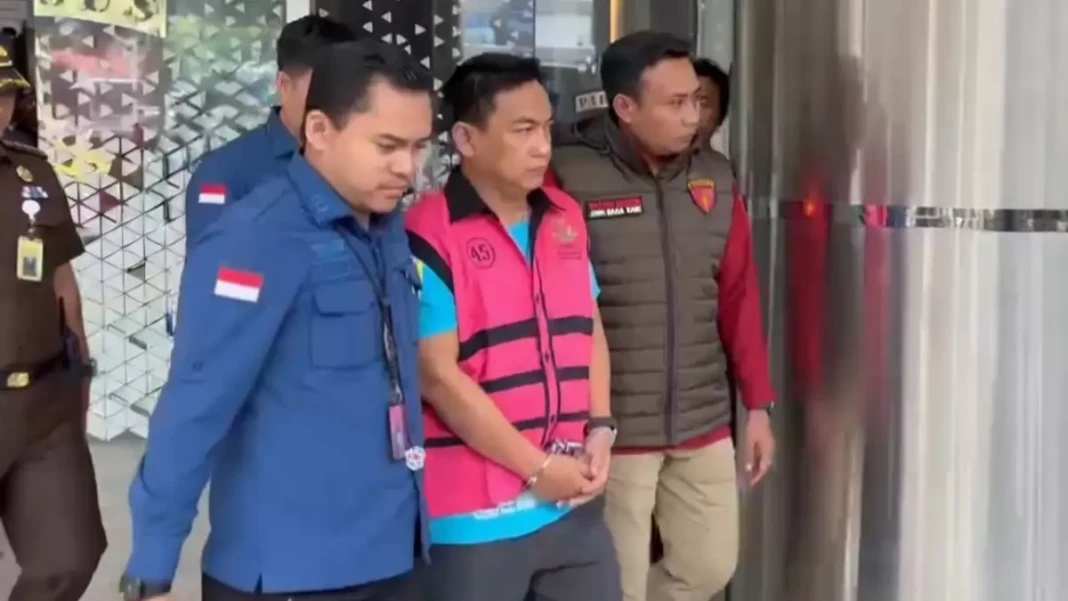 Ketua Ombudsman, Hery Susanto usai ditangkap dan digiring ke rumah tahanan oleh tim JAMPIDsus Kejagung