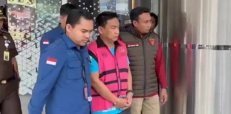 Ketua Ombudsman, Hery Susanto usai ditangkap dan digiring ke rumah tahanan oleh tim JAMPIDsus Kejagung