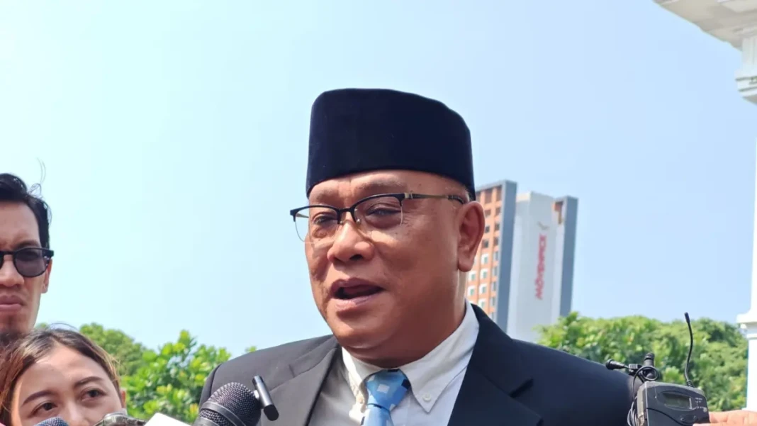 Ketua Umum Konfederasi Serikat Pekerja Seluruh Indonesia (KSPSI) Jumhur Hidayat mendatangi Istana Negara, Jakarta, Senin (27/4/2026)