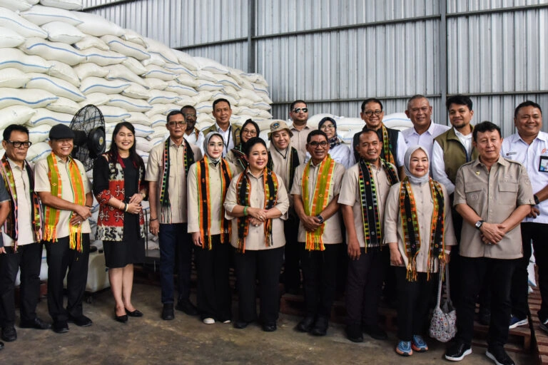 Ketua Komisi IV DPR RI, Siti Hediati Soeharto, saat melakukan kunjungan kerja reses ke gudang Perum Bulog, di Manggarai Barat, Provinsi Nusa Tenggara Timur.