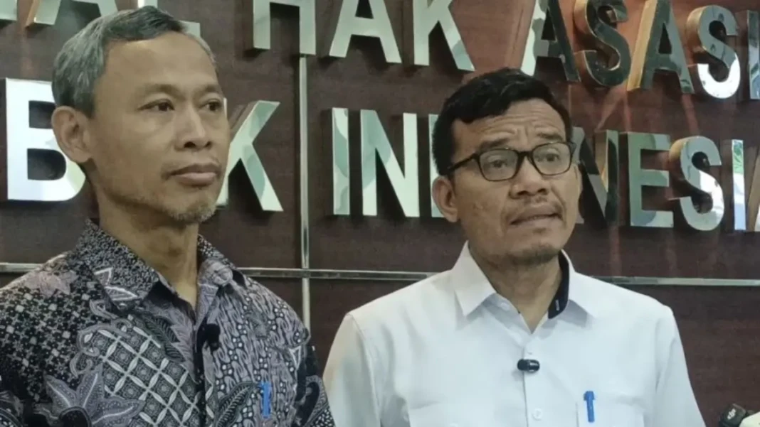 Komisioner Pemantauan dan Penyelidikan Komnas HAM Saurlin P. Siagian (kanan) bersama Komisioner Mediasi Komnas HAM Pramono Ubaid Tanthowi dalam konferensi pers di Jakarta, Rabu (1/4/2026). (Komnas HAM)