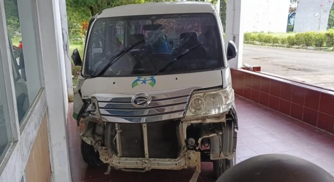 Kondisi mobil dinas yang dikendarai Kadis setelah mengalami kecelakaan tunggal