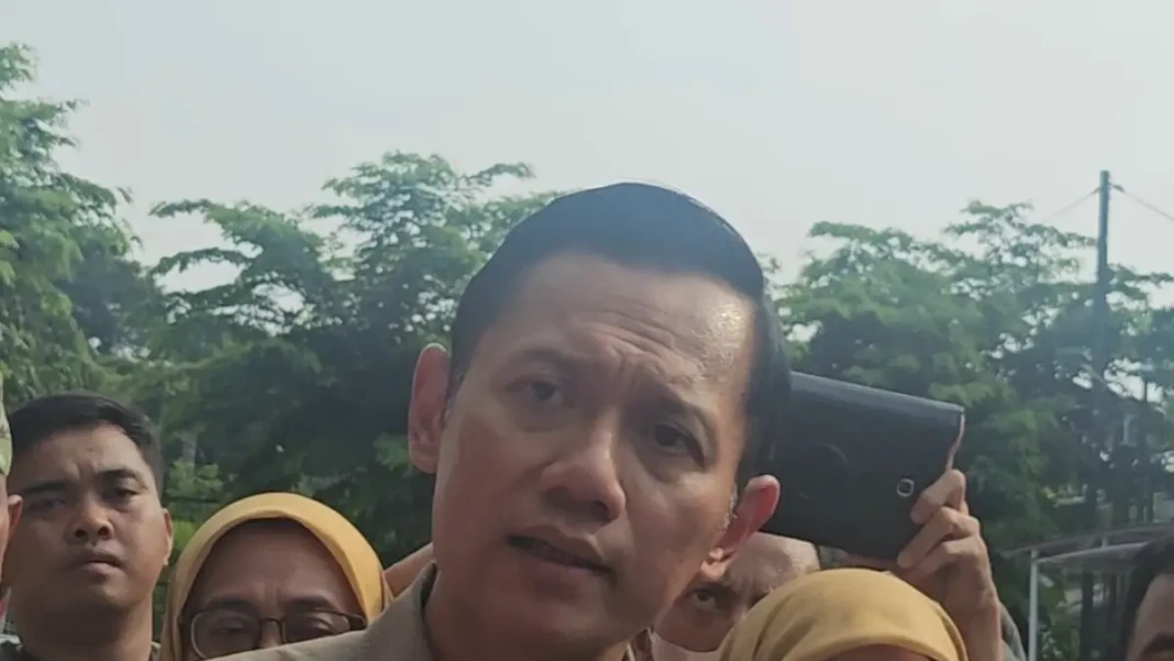 Menko Bidang Infrastruktur dan Pembangunan Kewilayahan Agus Harimurti Yudhoyono (AHY) saat mengunjungi korban laka kereta di RSUD Bekasi. (Foto: JawaPos)