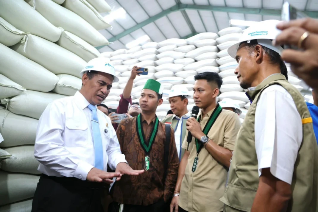 Mentan Amran Bersama Mahasiswa, Guru Besar, dan Pakar Pertanian Tinjau Gudang Bulog Jawa Timur
