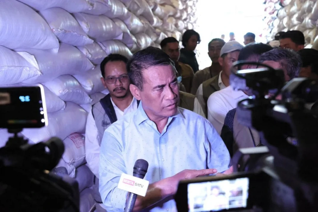 Mentan Amran di Kantor Bulog Makassar