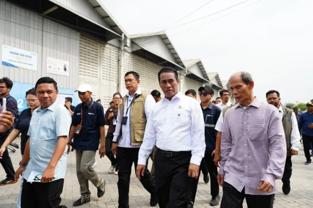 Menteri Pertanian Andi Amran Sulaiman bersama Pengamat Ekonomi Politik Ichsanuddin Noorsy