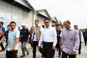 Menteri Pertanian Andi Amran Sulaiman bersama Pengamat Ekonomi Politik Ichsanuddin Noorsy