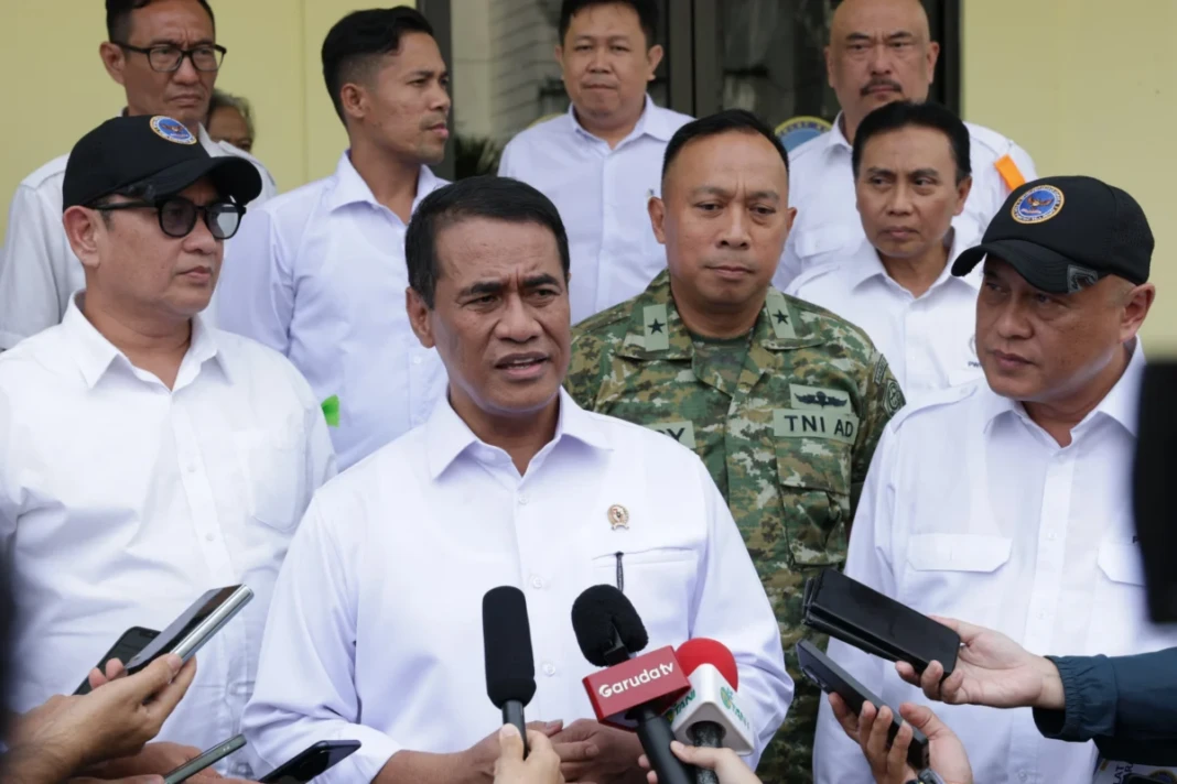 Menteri Pertanian Andi Amran Sulaiman bersama Zulmansyah Sekedang (kiri) dalam kegiatan PWI beberapa waktu lalu