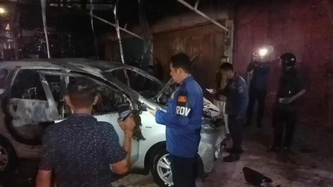 Minibus terbakar saat mengganti ban di Gowa, Sulsel