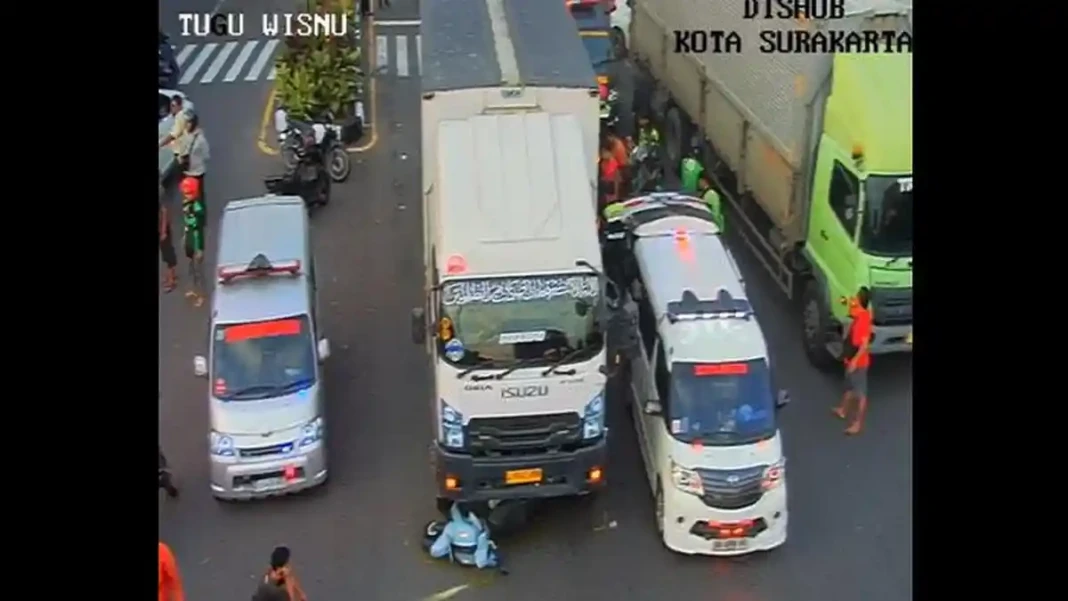 Motor mahasiswa magang asal Palopo terlindas truk di Solo