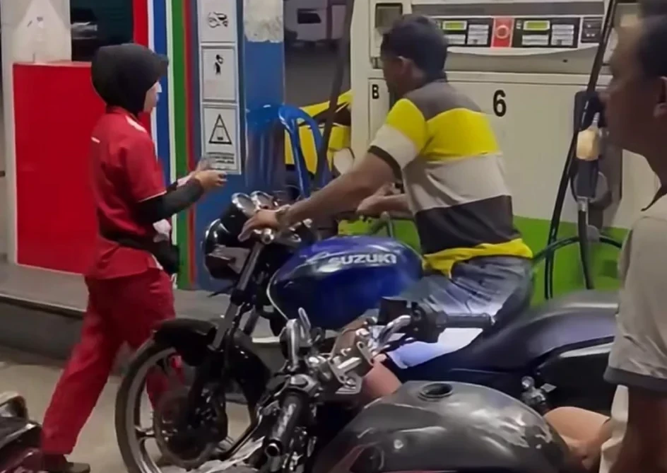 Motor Thunder diduga menimbun BBM di SPBU Makassar.