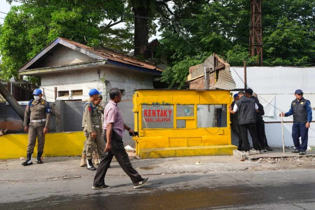 Pembongkaran lapak PKL di sekitar SMKN 4 Makassar.