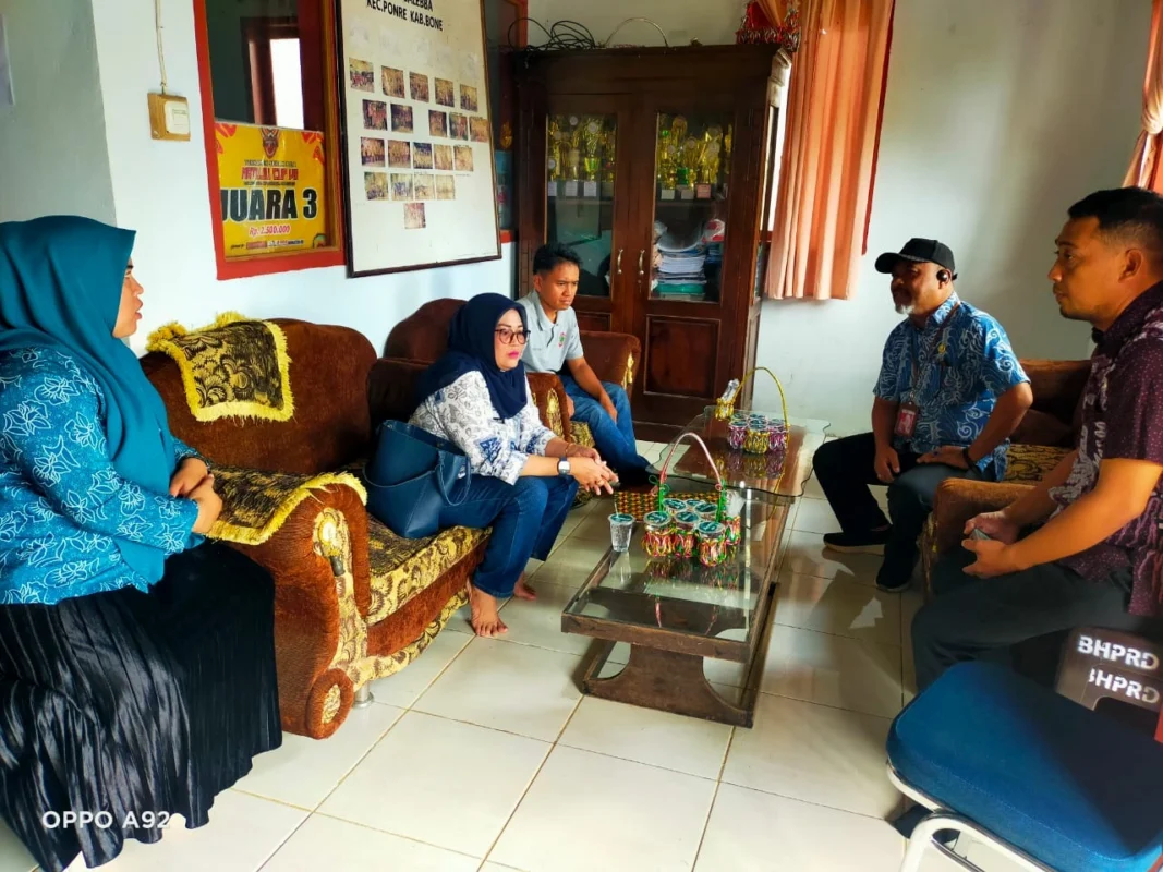 Pemerintah Kabupaten Bone melalui Staf Ahli Bupati Bone Bidang Politik, Hukum, dan Pemerintahan H. Barham. ST., MM meninjau persiapan di salah satu desa yang akan menggelar Pilkades