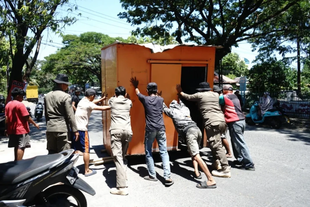 Pemerintah Kecamatan Tallo, Kota Makassar, melakukan penataan terhadap lapak pedagang yang berdiri di atas saluran drainase serta fasilitas umum di Kelurahan Ujung Pandang Baru, Kamis