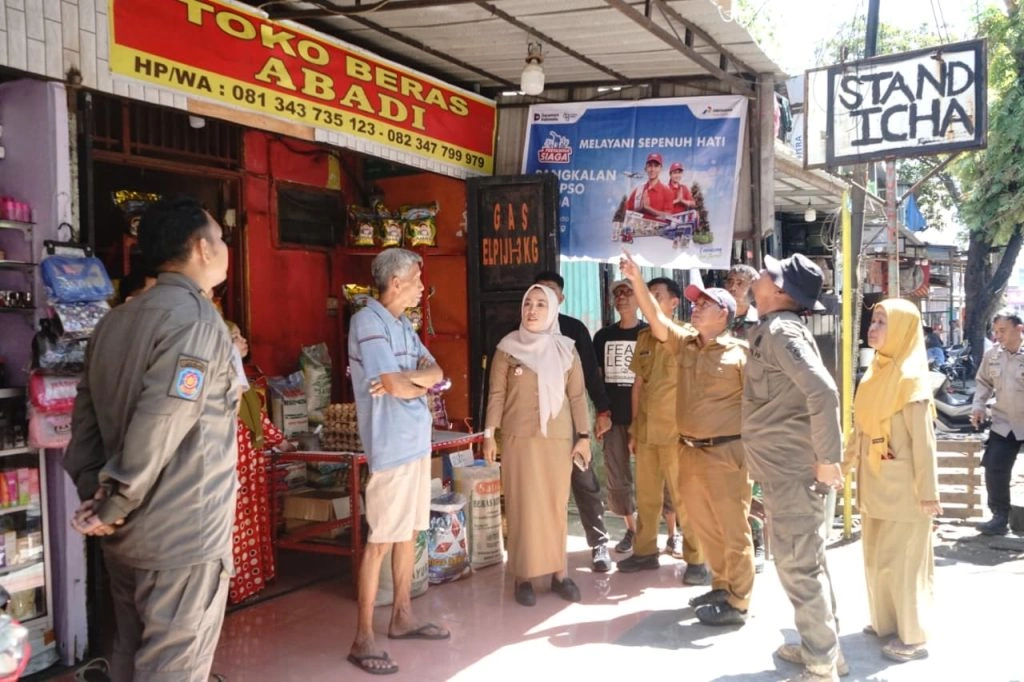 Pemerintah Kecamatan Tallo menertibkan 27 lapak PKL yang berdiri di trotoar dan drainase Jalan Sunu.
