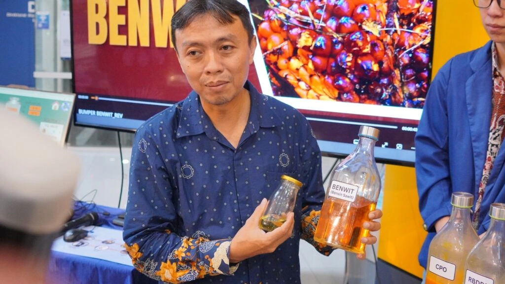 Peneliti ITS menunjukkan produk hilirisasi sawit bernama Benwit
