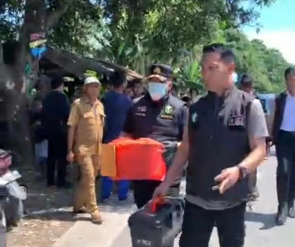 Penemuan mayat bayi laki-laki dalam kantong plastik merah di Gowa