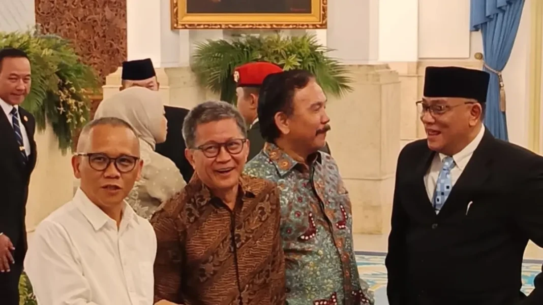 Pengamat politik Rocky Gerung terlihat hadir ke Istana Negara, Jakarta, saat Presiden Prabowo Subianto melakukan perombakan atau reshuffle Kabinet Merah Putih, pada Senin (27/4).