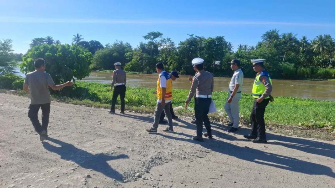 Pengecekan jalan rusak oleh tim gabungan polisi dan pihak jasa raharja