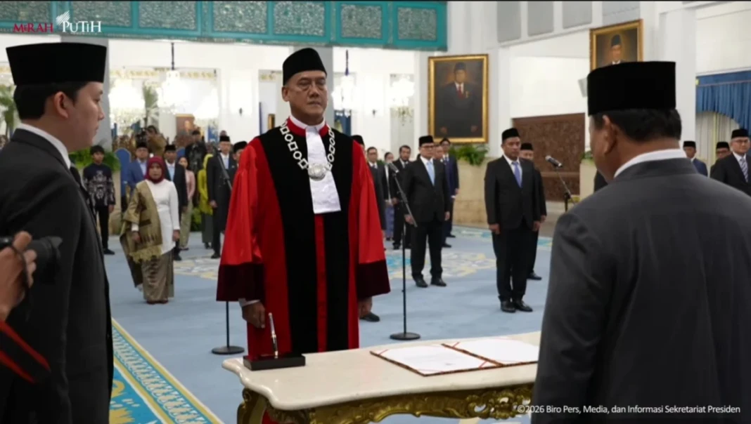 Pengucapan Sumpah Hakim Konstitusi Liliek Prisbawono Adi di depan Presiden Prabowo Subianto