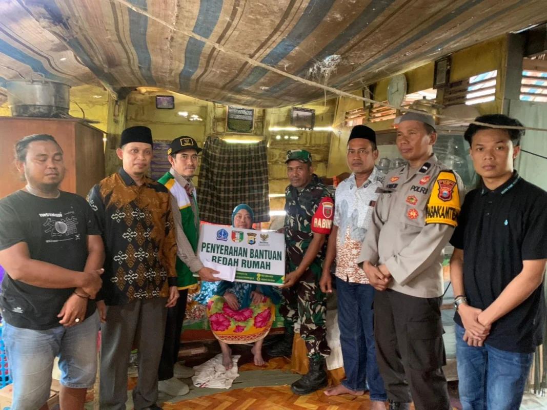 Penyerahan bantuan bedah rumah di rumah Ibu Kamsia