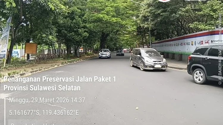 Perbaikan Jalan Aroepala Makassar terus dikebut Pemprov Sulsel. Arus lalu lintas tetap berjalan dengan sistem buka-tutup. (Dok Humas)