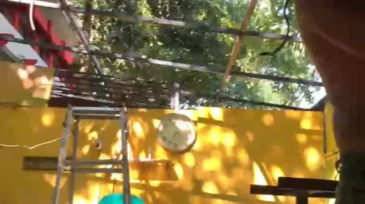 PKL di sepanjang Jalan Tinumbu memboingkar mandiri lapak. Dok. Humas Pemkot.