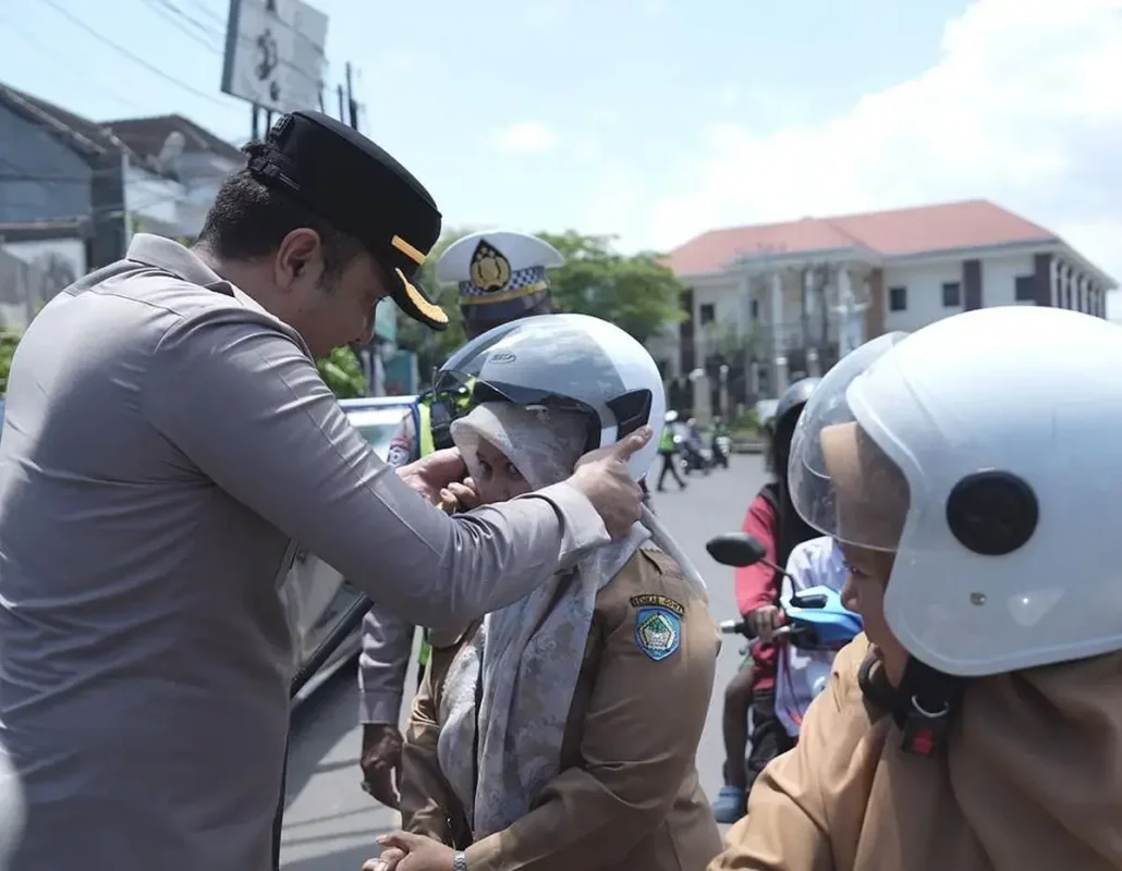 Polres Gowa bagi helm gratis