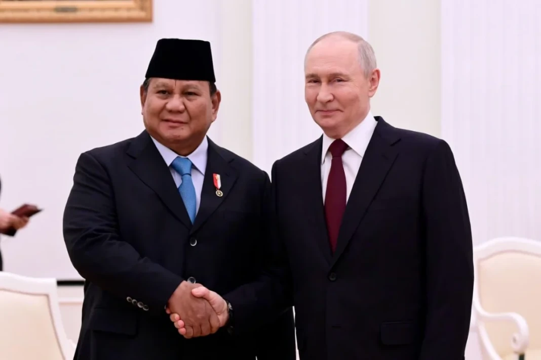 Presiden Prabowo berjabat tangan dengan Presiden Rusia Vladimir Putin