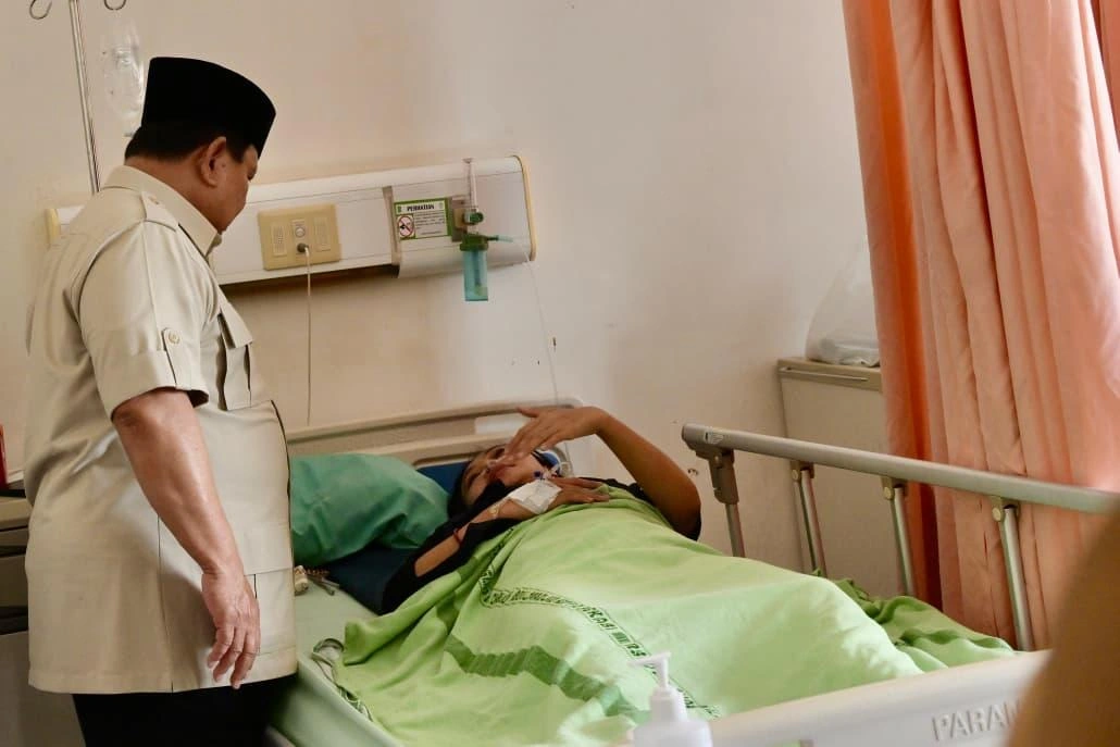 Presiden Prabowo menjenguk korban kecelakaan kereta di RS Hasbullah Abdulmadjid