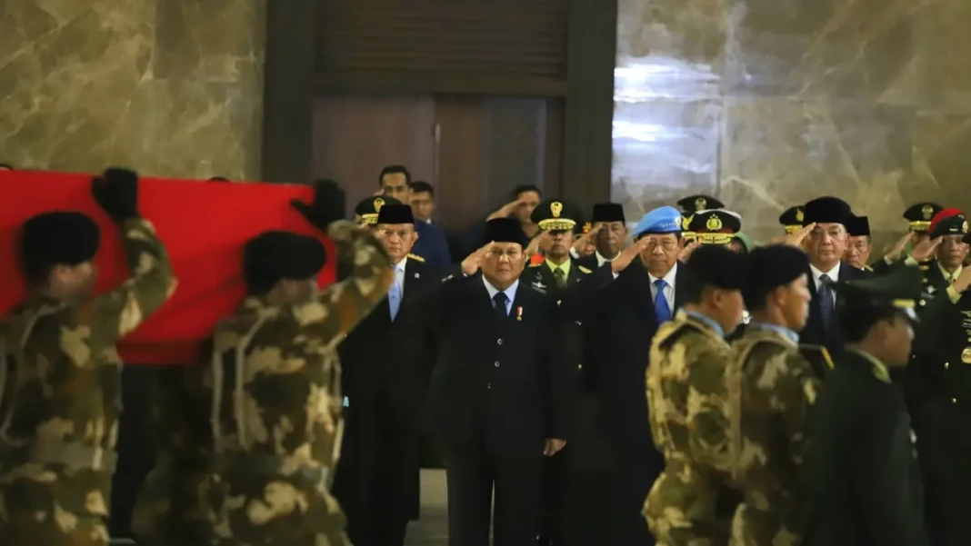 Presiden Prabowo Subianto memberi penghormatan terakhir ke tiga prajurit TNI yang gugur di Lebanon