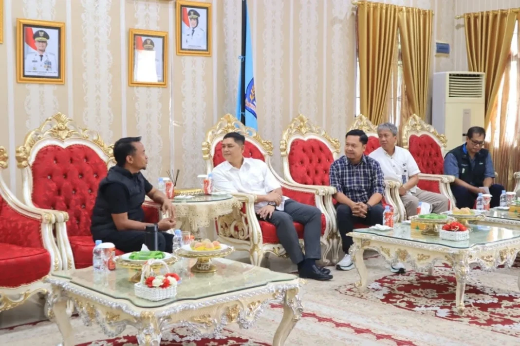 PT ASDP Indonesia Ferry (Persero) melakukan audiensi dengan Bupati Bone, Sabtu (25:4:2026), guna menyampaikan rencana pengalihan operasional penyeberangan di Pelabuhan Bajoe