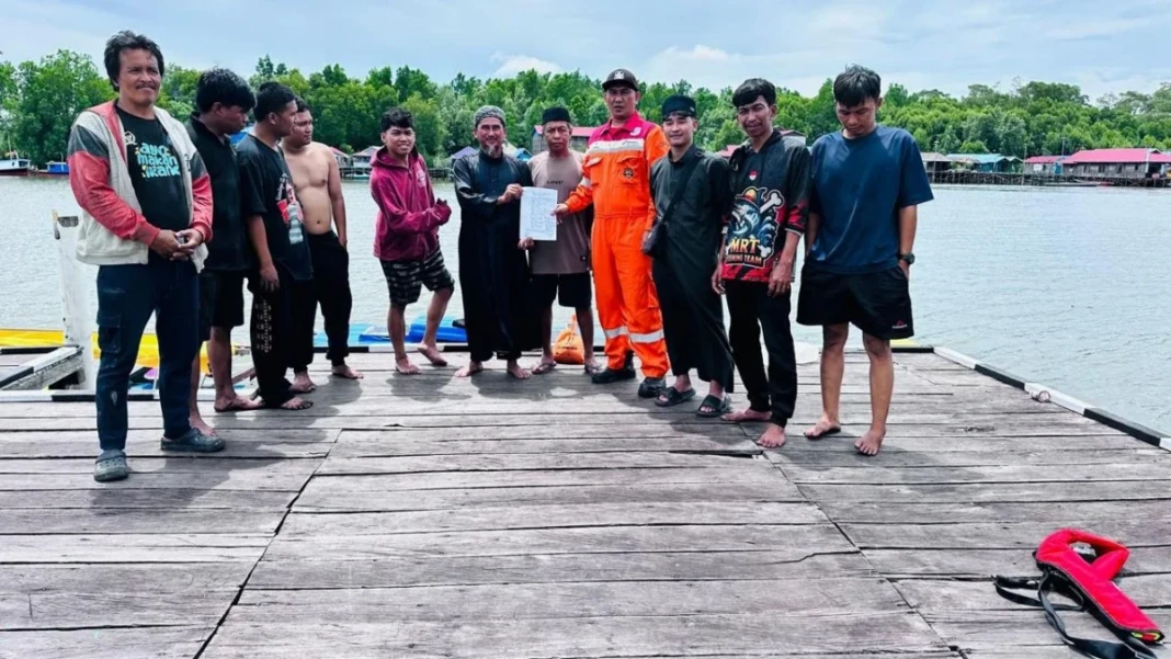 PT Pertamina Hulu Mahakam (PHM) mengevakuasi tujuh nelayan yang terombang-ambing di tengah perairan Selat Makassar selama dua hari. (Dok PHM)