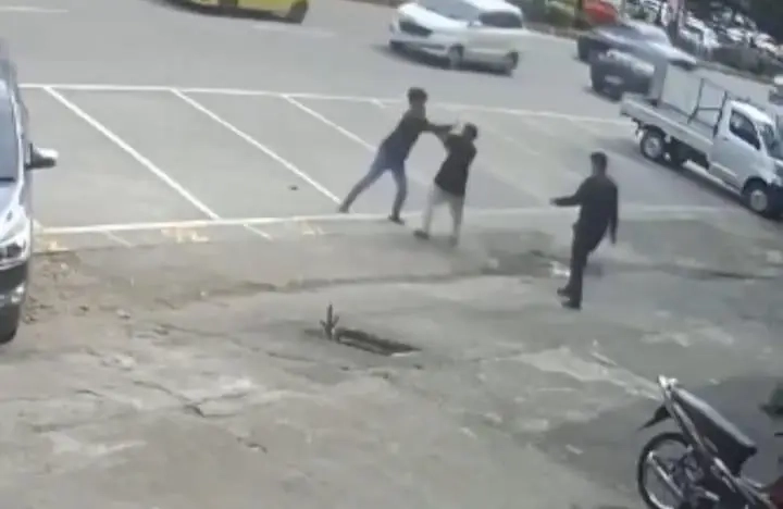 Rekaman CCTV insiden juru parkir di Makassar berseteru dengan anggota Komcad, Minggu, 5 April 2026. Istimewa