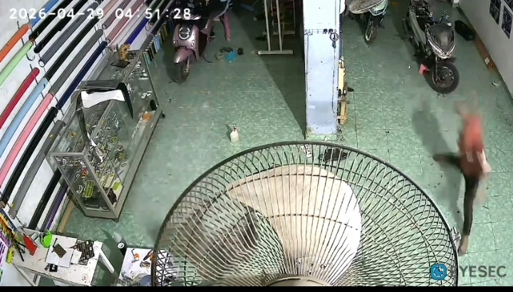 Rekaman CCTV memperlihatkan penyerangan brutal yang dilakukan sekelompok pemuda terhadap salah seorang karyawan toko di Bone. Kasus ini tengah diselidiki pihak kepolisian